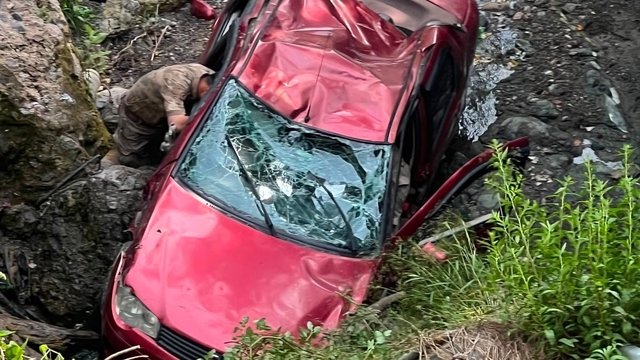 Payas'ta uçurumdan yuvarlanan otomobilin sürücüsü yuvarlandı