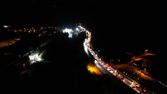 Yol çalışması ve trafik kazası birleşince Sakarya D-650 karayolunda trafik kilitledi
Park edecek yer bulan kendini aracından dışarı attı, akaryakıt istasyonları doldu taştı