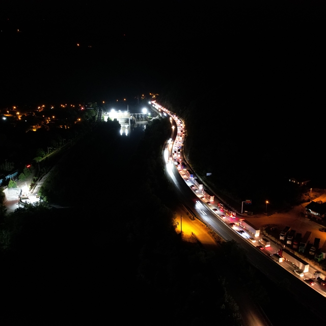 Yol çalışması ve trafik kazası birleşince Sakarya D-650 karayolunda trafik...