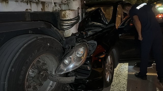 Bolu'da lüks SUV park halindeki tıra çarptı: 1 yaralı