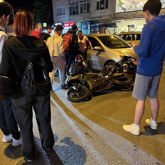 Lüleburgaz'da otomobil ile motosiklet çarpıştı, taraflar arasında gerginlik...