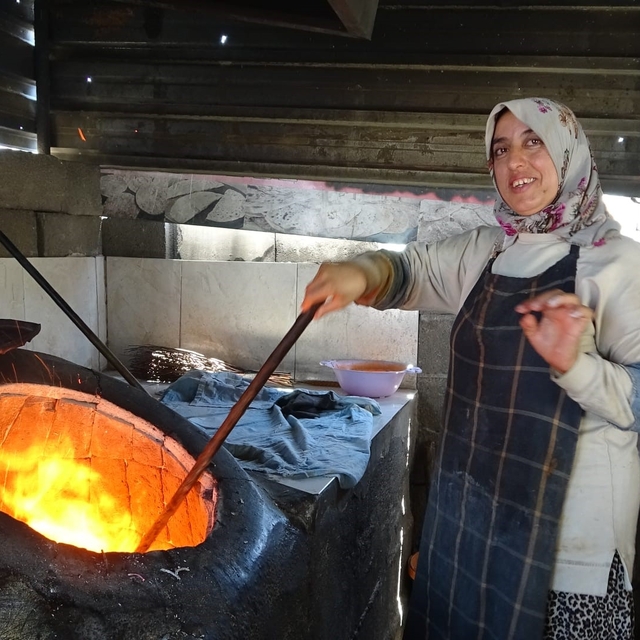 Ekmek parasını kavurucu sıcakta tandır ateşinin içinden çıkaran kadınlar sı...