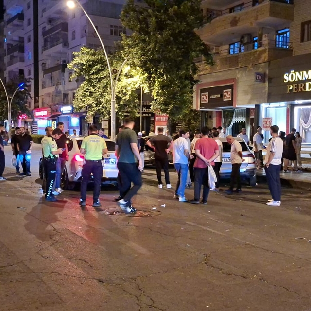 Diyarbakır'da iki otomobil çarpıştı: 5 yaralı