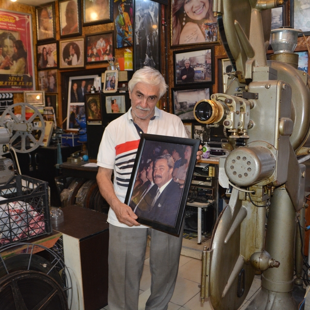 Adana'da Kadir İnanır anısına ücretsiz sinema gösterimi yapılıyor
Usta sana...