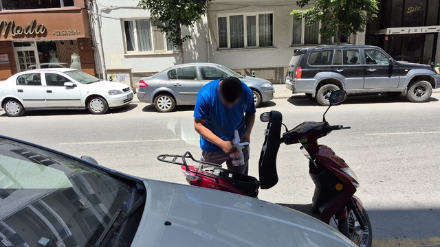 Plakasız elektrikli motosikleti bağlanan sürücü denetime girdiği caddeden taksi ile çıktı
Eşine ait aracı bağlatıp ehliyetini kaptıran ve 46 bin TL ceza yazılan sürücü: "Bilseydim kaçardım"