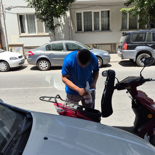 Plakasız elektrikli motosikleti bağlanan sürücü denetime girdiği caddeden t...