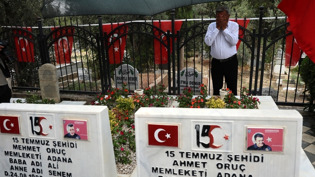 İkiz şehitlerin babası: "Allah bizi vatansız, yurtsuz bırakmasın"
Şehit ikiz polislerin babası Hacı Ali Oruç, 15 Temmuz öncesi evlatlarının mezarını ziyaret etti
"Evlatlarım cuma günü doğdu, cuma günü de şehit oldu"
"FETÖ'cüler beni iki evladımdan kopardı"