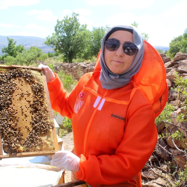 Kanserle mücadelesinde faydalı olduğunu öğrendiği arıcılık Zehra'nın mesleğ...