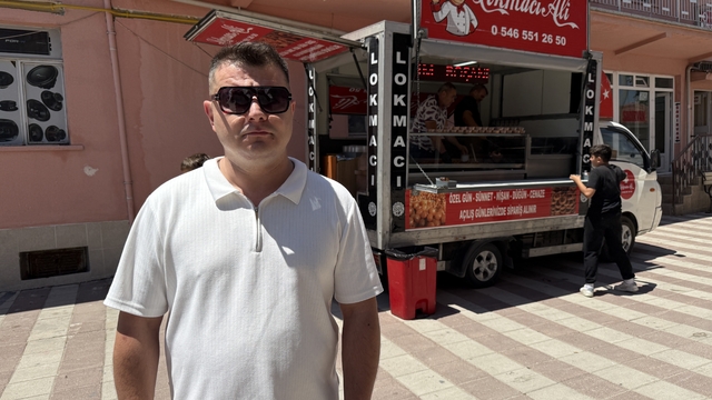 Boşanmasını lokma dağıtarak kutladı
Boşanan adam sevincini "Boşandım kurtuldum" yazdırarak cemaatle kutladı