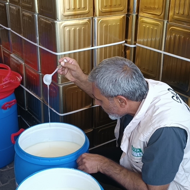 Şanlıurfa'da kaynağı belli olmayan 400 kilo şüpheli sade yağ ele geçirildi...