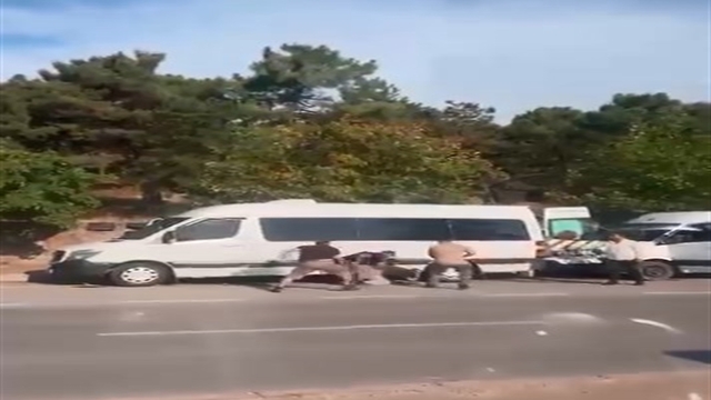 Trafikte sopalarla darba 4 tutuklama
