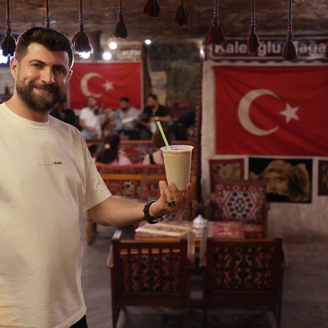 Tarihi mağarada serinleten lezzet: Soğuk menengiç kahvesi