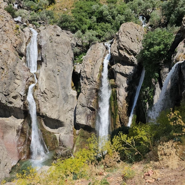Hakkari'de Marînüs Şelalesi büyülüyor
