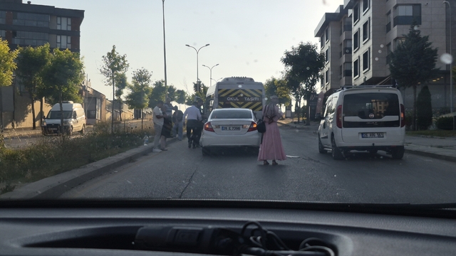 Eskişehir'de otomobilin servise çarptığı kazada maddi hasar oluştu