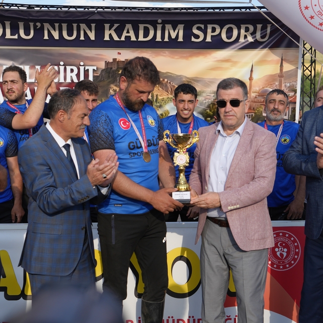 Cirit finalinde geri dönüş: 7 puan geriden geldi, yarım puan farkla Bayburt...