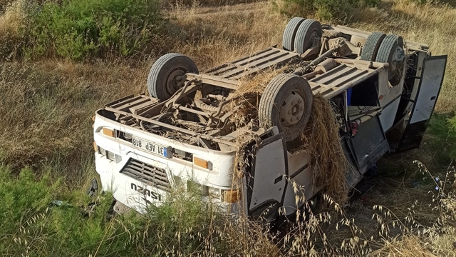 Tarım işçilerini taşıyan minibüs devrildi: 6'sı çocuk, 16 yaralı