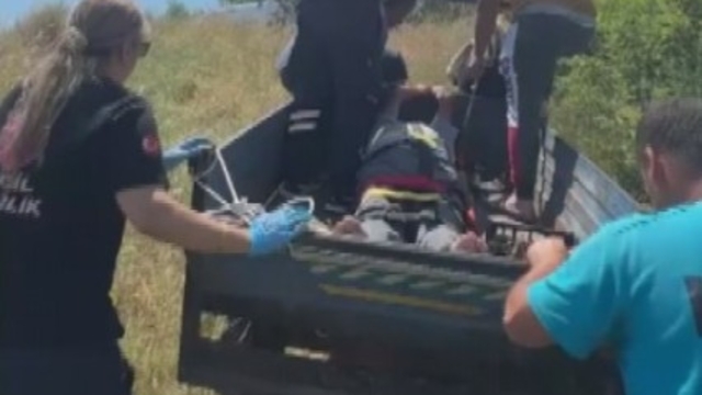 Yaylada düşerek yaralanan kişi patpatla ambulansa taşındı