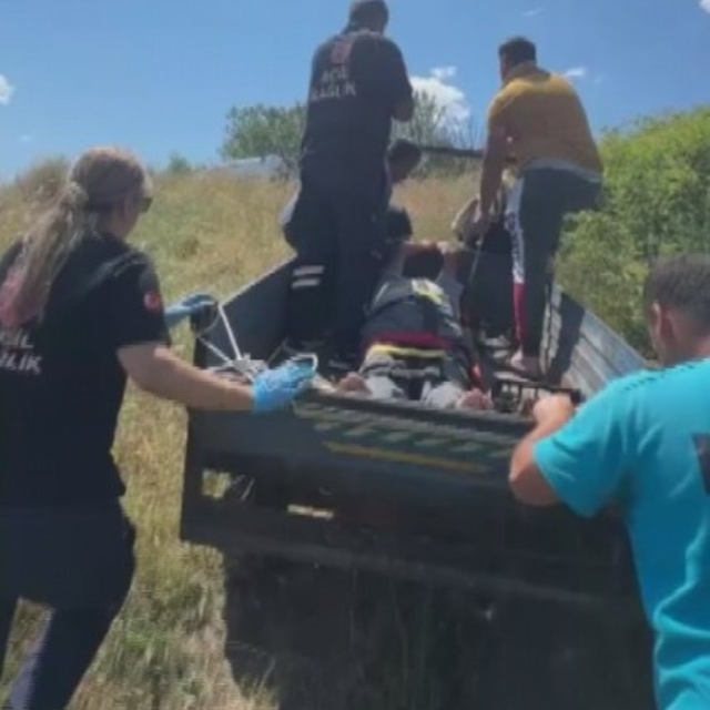 Yaylada düşerek yaralanan kişi patpatla ambulansa taşındı