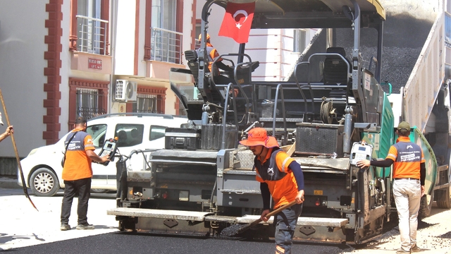 Mersin'de iki önemli güzergahta asfalt çalışması
