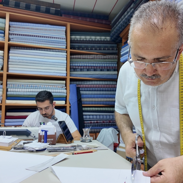 Konya'da üç kuşaktır desen desen gömlek dikiyorlar