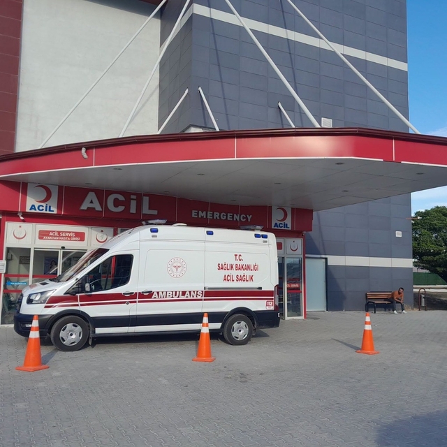 Yayaya çarpan motosiklete arkadan gelen motosiklet çarptı: 3 yaralı