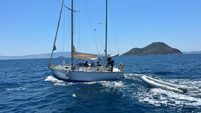 Bodrum'da 35 kaçak göçmen ile 2 göçmen kaçakçısı şüphelisi yakalandı