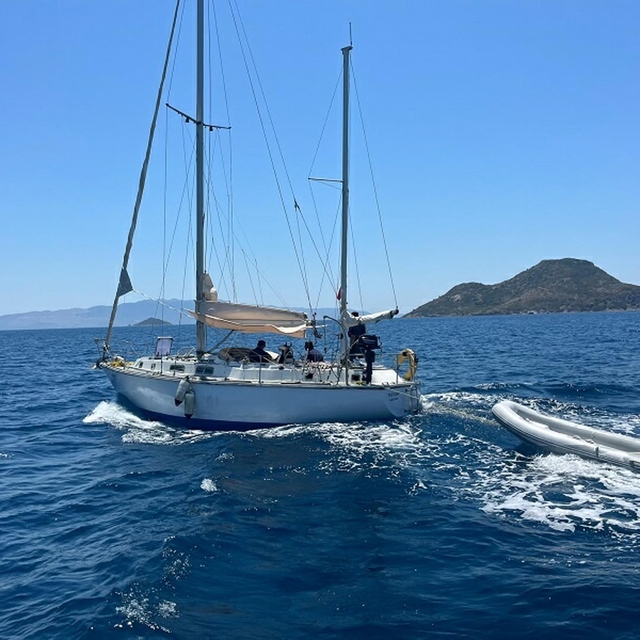 Bodrum'da 35 kaçak göçmen ile 2 göçmen kaçakçısı şüphelisi yakalandı
