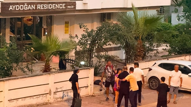 Üzerine araç sürülerek hayatını kaybetmişti, organları ile 5 hastaya umut oldu
42 yaşındaki adamın kalp, kornea ve böbrekleri ailesi tarafından bağışlanırken, araç sürücüsü zanlı tutuklandı