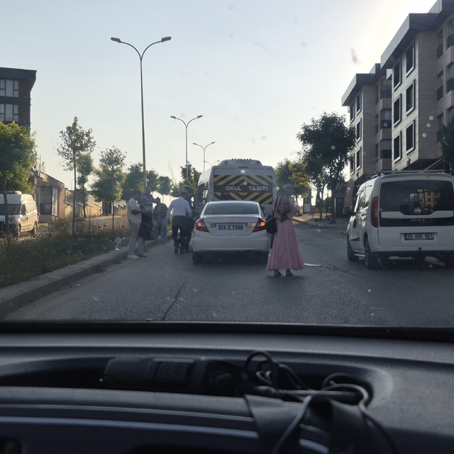 Eskişehir'de otomobilin servise çarptığı kazada maddi hasar oluştu