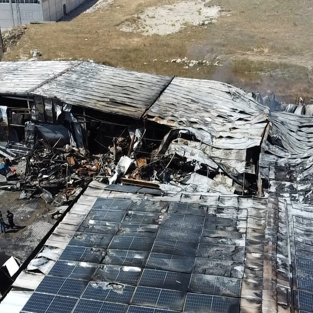 Sucuk fabrikası yangın sonrası enkaza döndü
