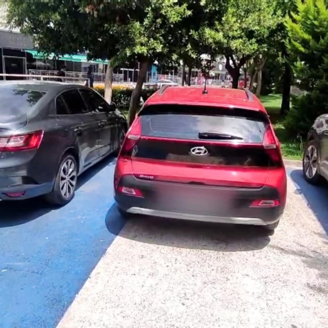 Mersin'de engelli rampası ve kaldırımı işgal eden 184 araca ceza