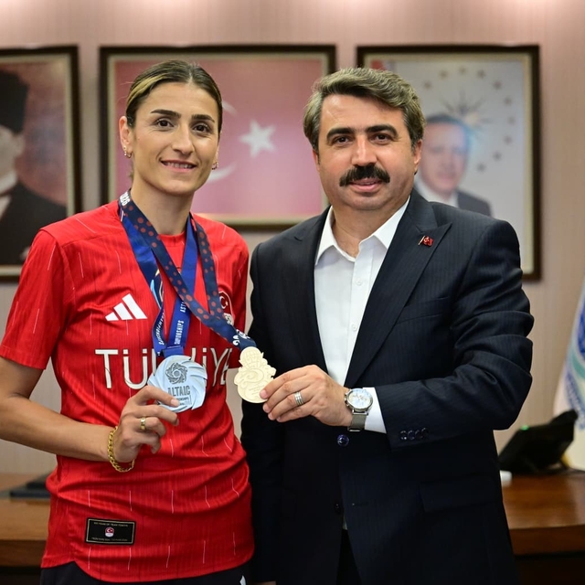 Milli tekvandocu Hatice Kübra İlgün, madalya sevincini yıldırım belediye ba...