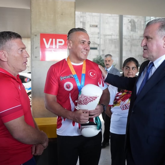 Gençlik ve Spor Bakanı Bak'ı Muğla'da milli sporcular karşıladı