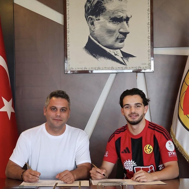 Altay'dan ayrılan Emre imzayı attı