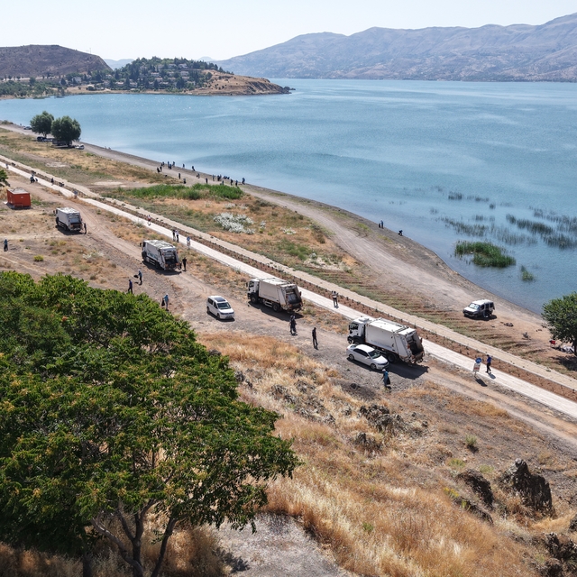 Elazığ Hazar Gölü çevresinde temizlik çalışması
