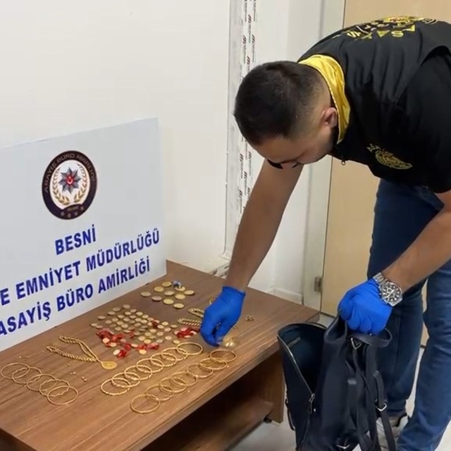 Bulduğu 6,5 milyonluk altın dolu çantayı polise teslim etti