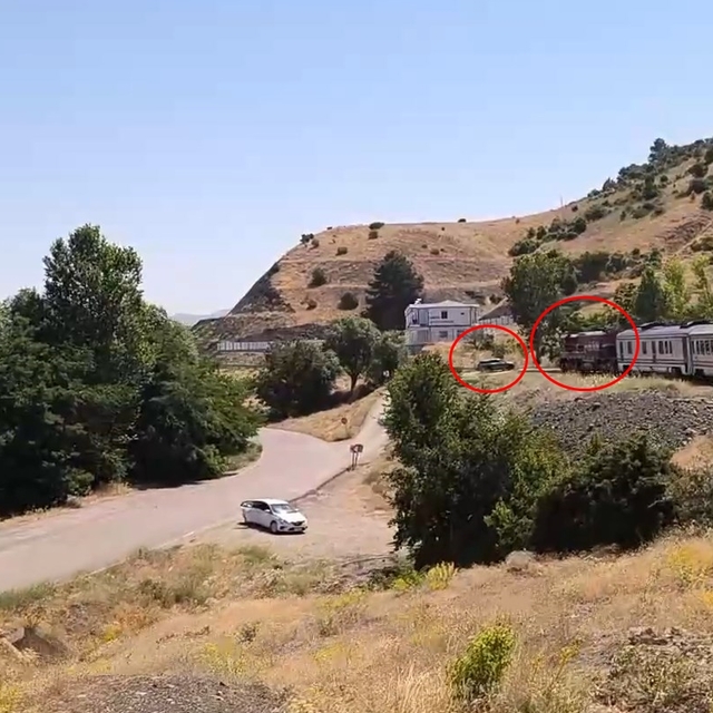 Yolcu treni hemzemin geçitte otomobile çarptı; kaza kamerada