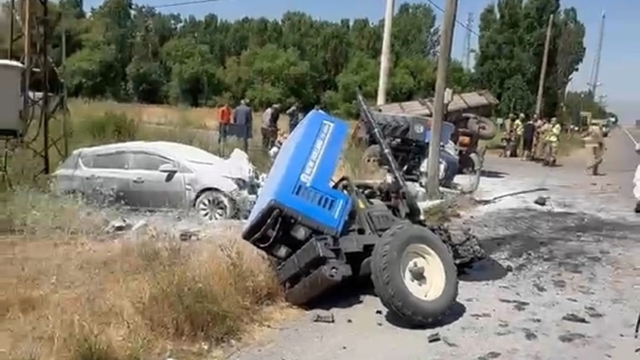 Hasköy'de traktör ile otomobil çarpıştı: 3 yaralı