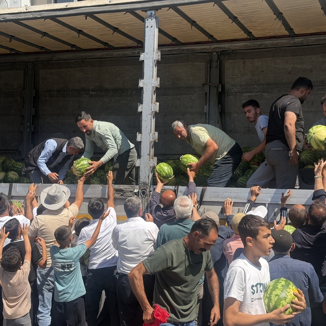 Hayırsever çiftçi 30 ton karpuzu ücretsiz dağıttı