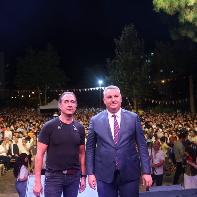 Osmaniye'de Kıraç konserine binlerce kişi akın etti