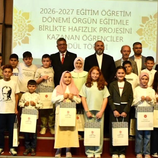 Kütahya'da hafızlık projesini kazanan öğrenciler ödüllendirildi