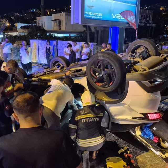 Kavşakta çarpışan otomobil devrildi: 1 yaralı
Kaza anı kameralara anbean ya...
