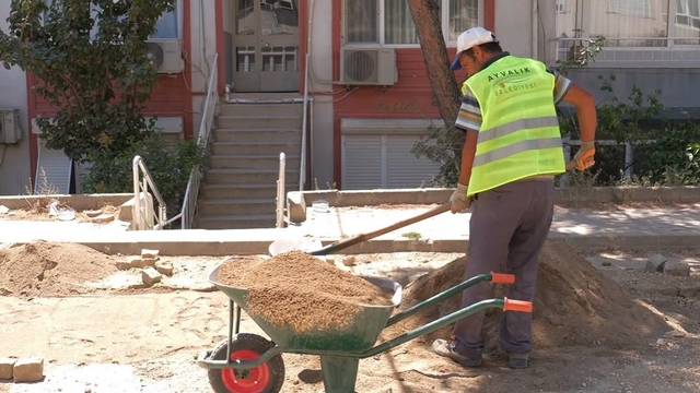 Ayvalık'ta yol bakım ve onarım çalışmaları aralıksız sürüyor