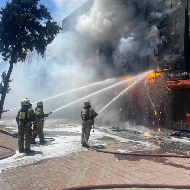 Mobilya mağazası yandı