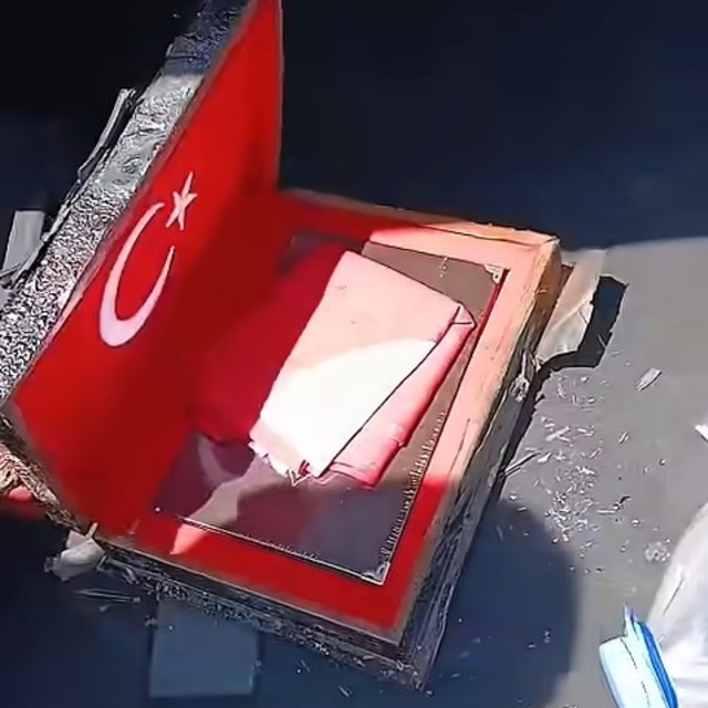 Yangında her şey kül oldu, Kur'an-ı Kerim ve Türk bayrağı zarar görmedi