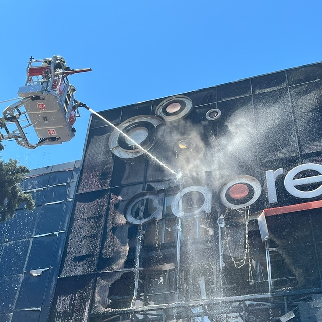 İzmir'de mobilya mağazasında yangın