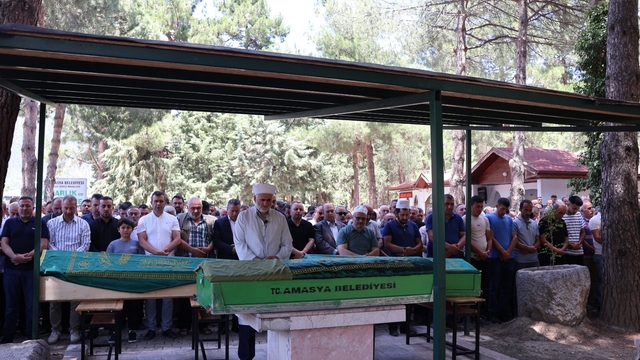 Amasya'daki kazada ölen anne ve 2 oğlu toprağa verildi