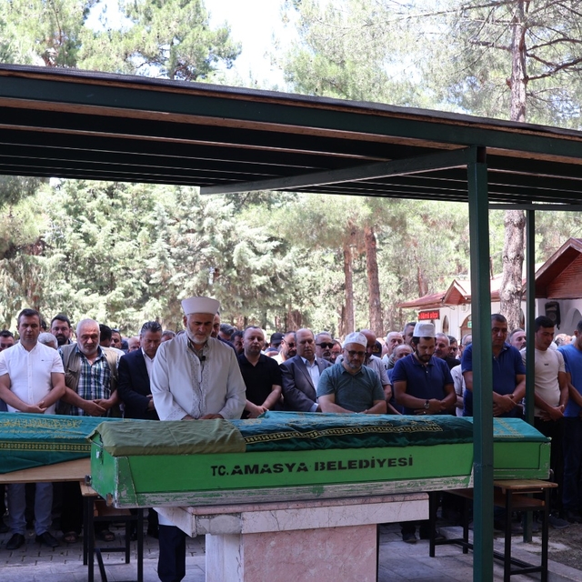 Amasya'daki kazada ölen anne ve 2 oğlu toprağa verildi