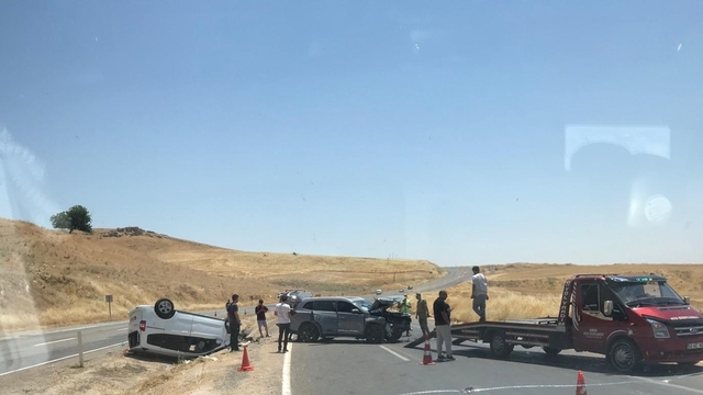 Cip ile hafif ticari araç çarpıştı; 1'i ağır, 9 yaralı