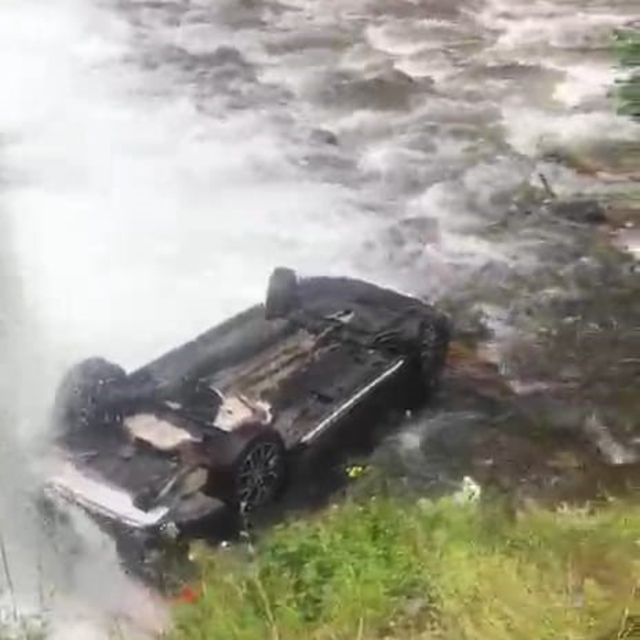 Uzungöl'de araç şelaleye uçtu: 1 yaralı